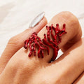 Ring aus roter Korallenast