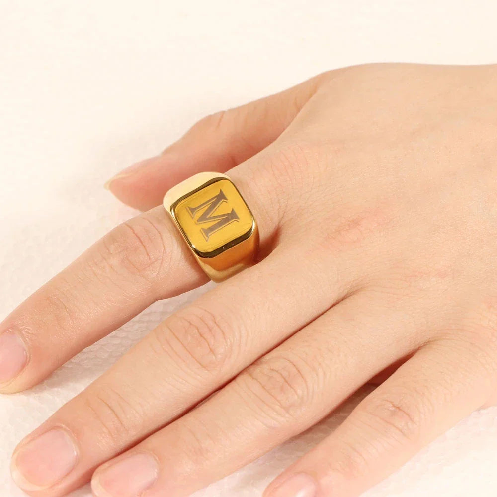 Bague large homme personnalisée avec initiale