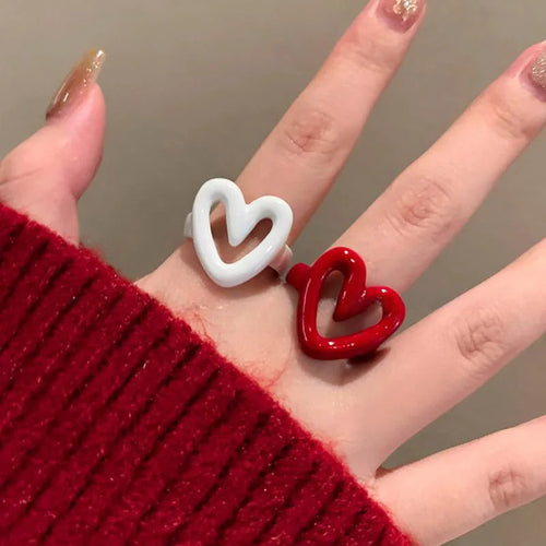 Ring med vitt emaljerat hjärta