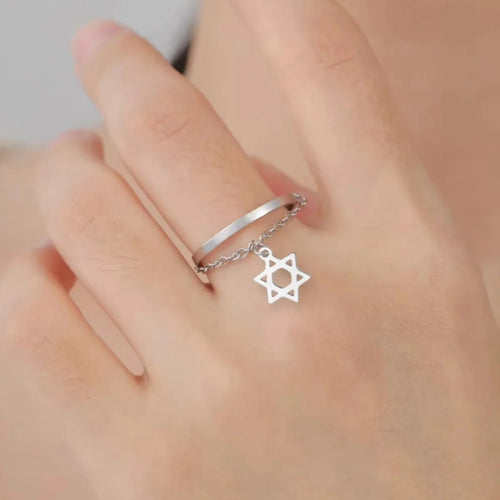 Design-Ring mit dem <span data-glossary-id="star_of_david">Davidstern</span>, jüdisches Symbol, Silber