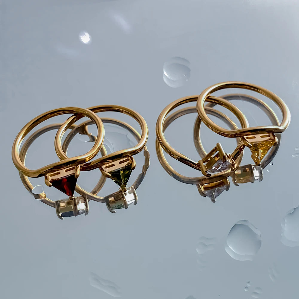 Bague dorée avec pierre de naissance triangulaire novembre