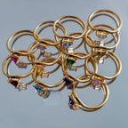 Bague dorée avec pierre de naissance triangulaire 