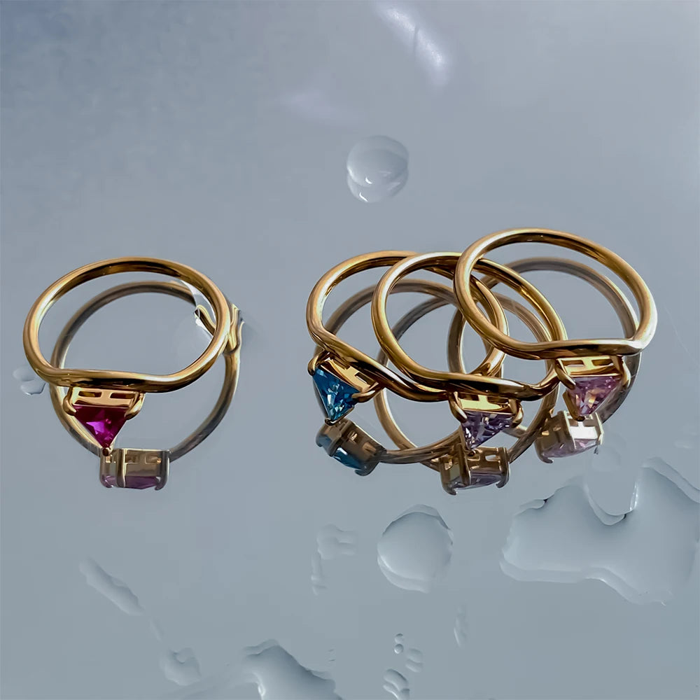 Bague dorée avec pierre de naissance triangulaire
