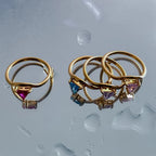 Bague dorée avec pierre de naissance triangulaire