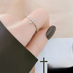 Anillo Elegante con Cruz de Circonio