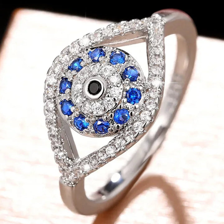 Bague en forme d'oeil pavé de cristaux et oeil bleu