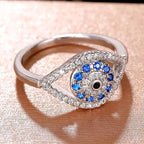 Bague en forme d'oeil pavé de cristaux et oeil bleu