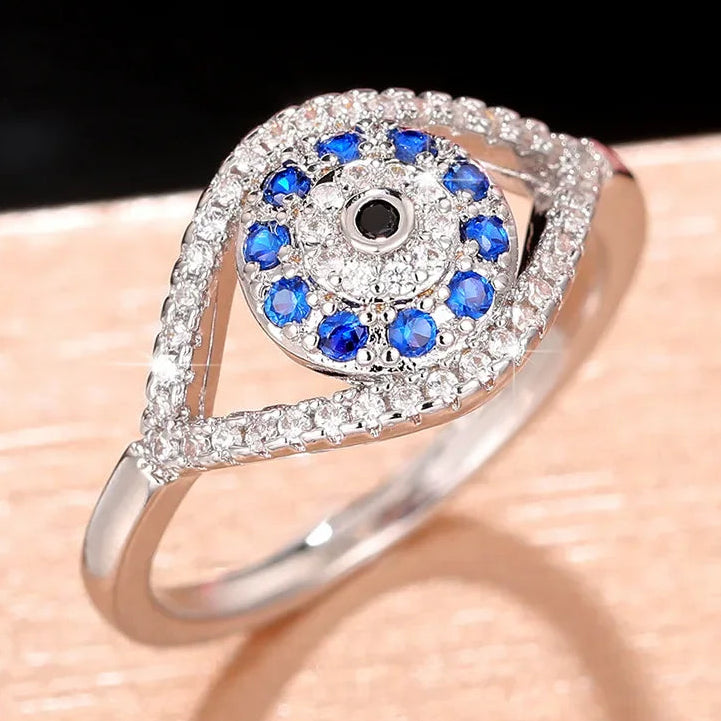 Bague en forme d'oeil pavé de cristaux et oeil bleu