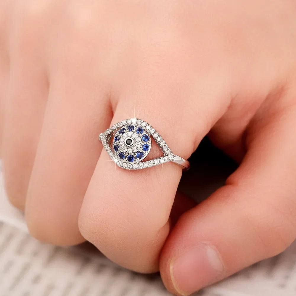 Bague en forme d'oeil pavé de cristaux et oeil bleu