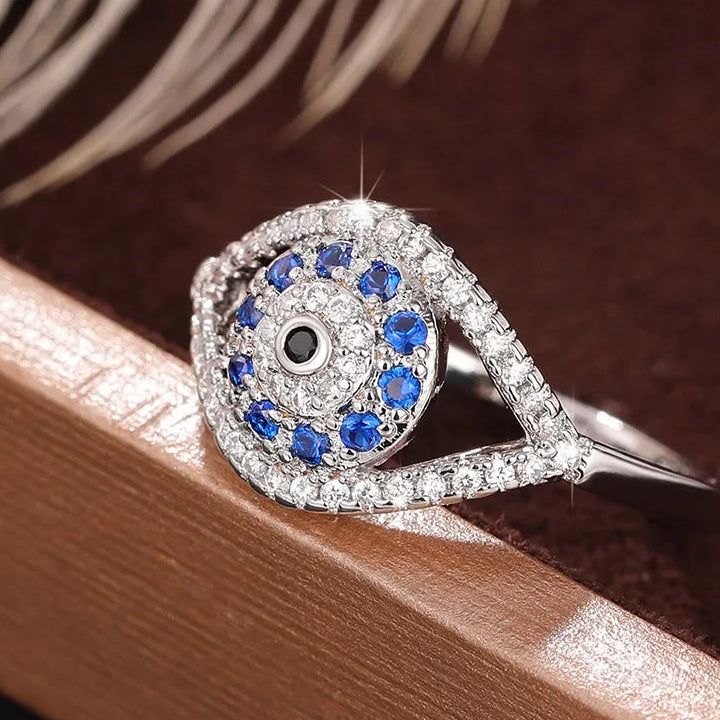 Bague en forme d'oeil pavé de cristaux et oeil bleu