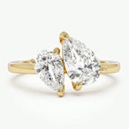Feiner Ring mit doppeltem Kristall-Wassertropfen in Gold