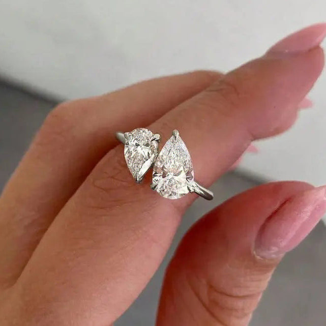 Feiner Ring mit doppeltem Kristall-Wassertropfen in Silber
