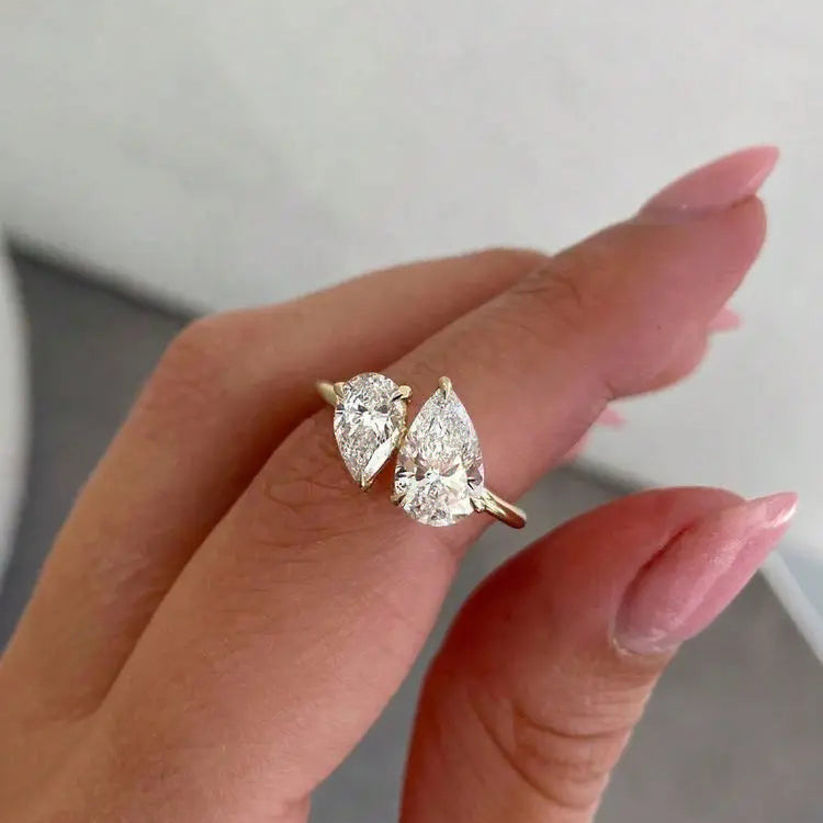 Feiner Ring mit doppeltem Kristall-Wassertropfen in Gold