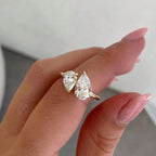 Feiner Ring mit doppeltem Kristall-Wassertropfen in Gold