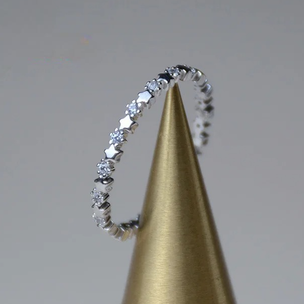 Anello sottile con stelle e strass scintillanti