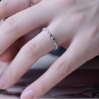 Anello sottile con stelle e strass scintillanti