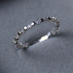 Anello sottile con stelle e strass scintillanti