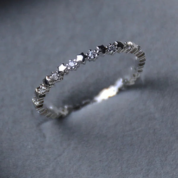 Anello sottile con stelle e strass scintillanti