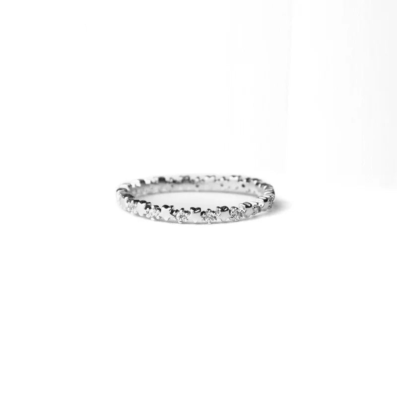 Anello sottile con stelle e strass scintillanti