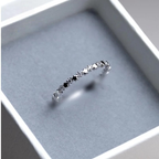 Anello sottile con stelle e strass scintillanti