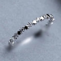 Anello sottile con stelle e strass scintillanti 