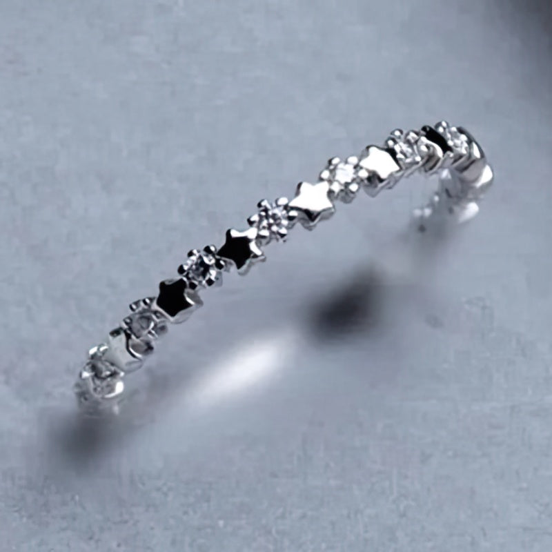 Anello sottile con stelle e strass scintillanti 
