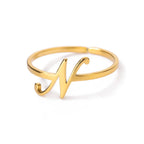 Feiner personalisierter Ring mit Initiale n