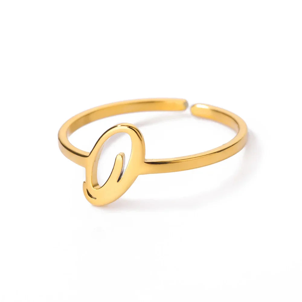 Feiner personalisierter Ring mit Initiale o