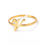 Feiner personalisierter Ring mit Initiale v
