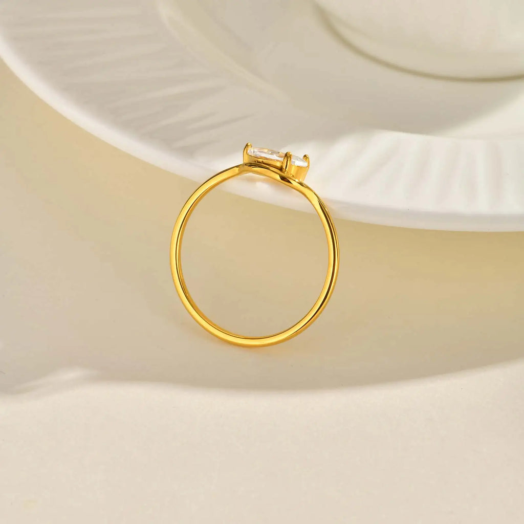 Fine wavy ring with its white crystal teardrop
