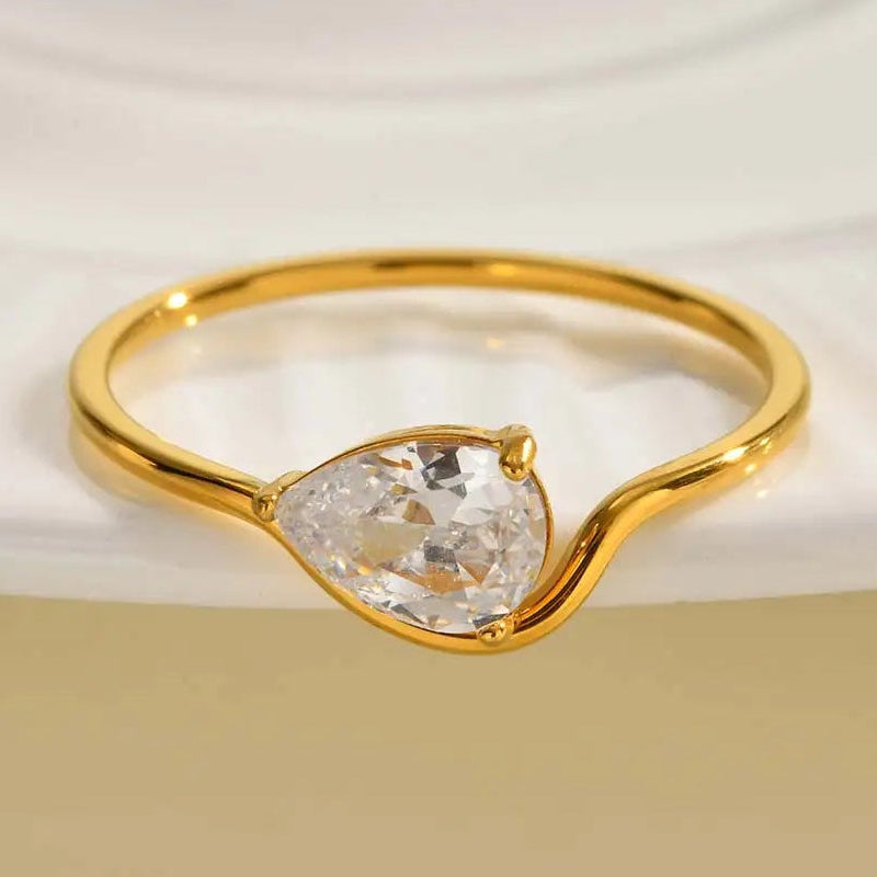 Fine wavy ring with its white crystal teardrop