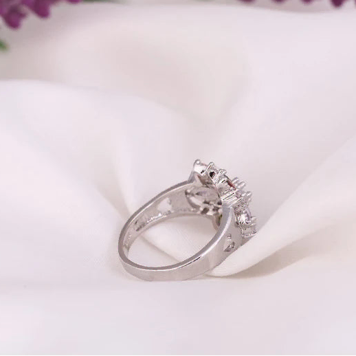 Flower ring with multicolored crystals