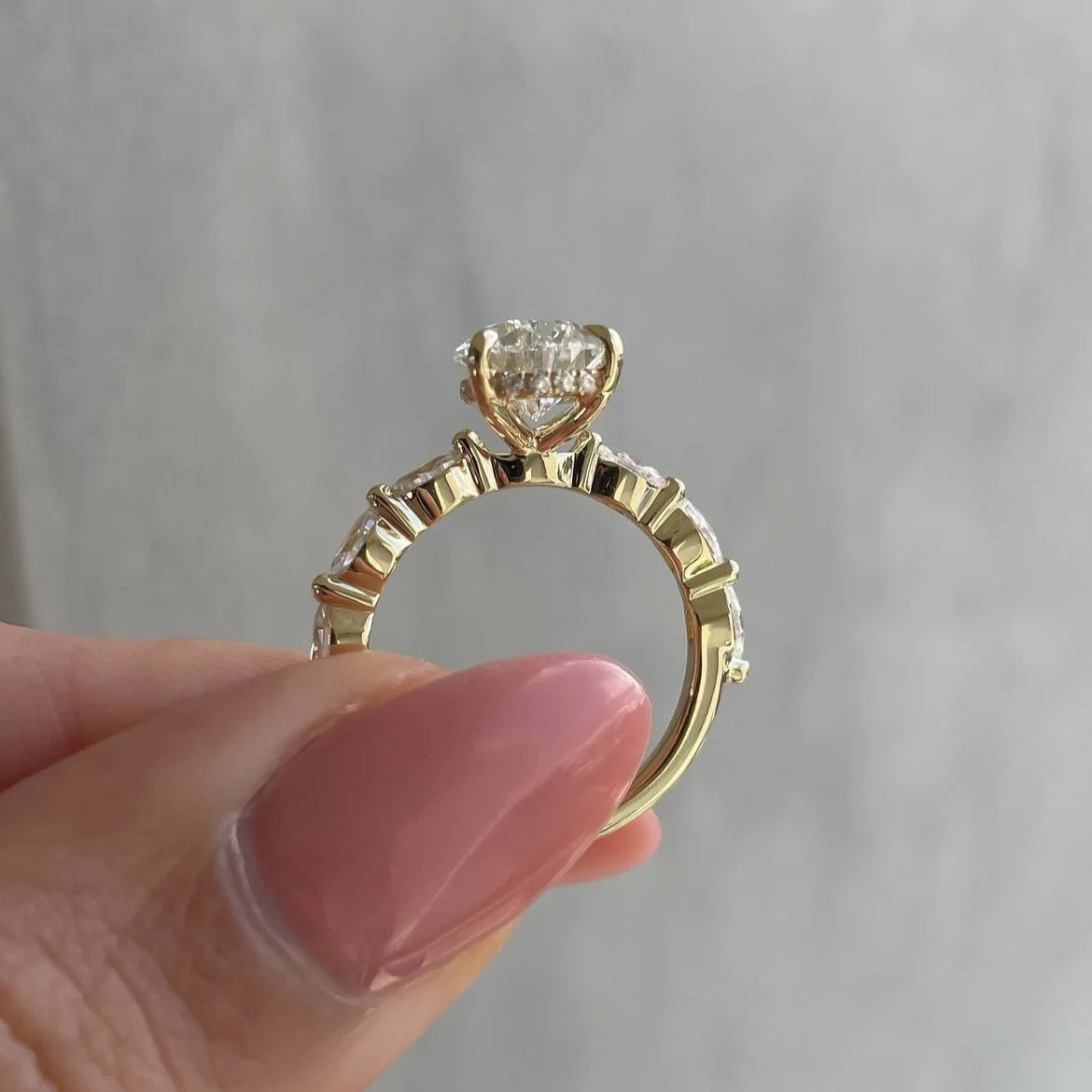Anello a goccia d'acqua ornato di strass