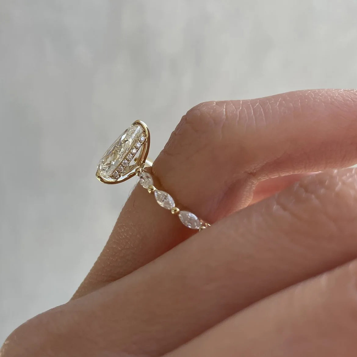 Anello a goccia d'acqua ornato di strass