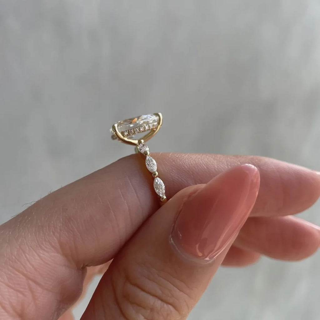 Bague goutte d'eau ornée de strass