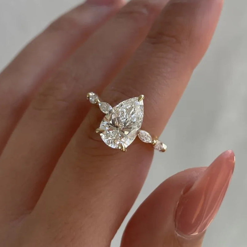 Bague goutte d'eau ornée de strass