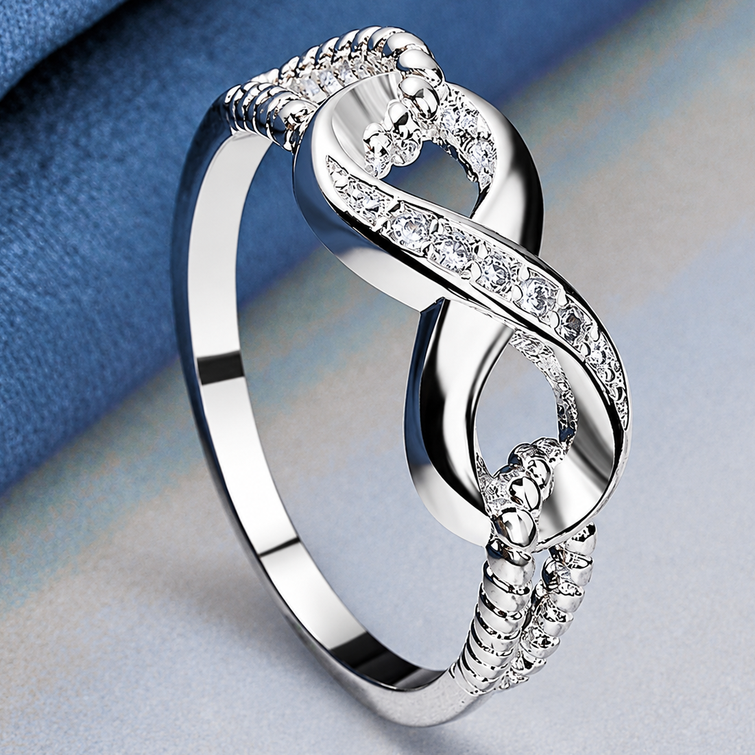 Bague infini majestueux serti de cristal