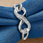 Bague infini majestueux serti de cristal
