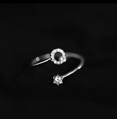 Kvinde initialring o