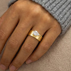 Bague large lisse et sa goutte d'eau en cristal