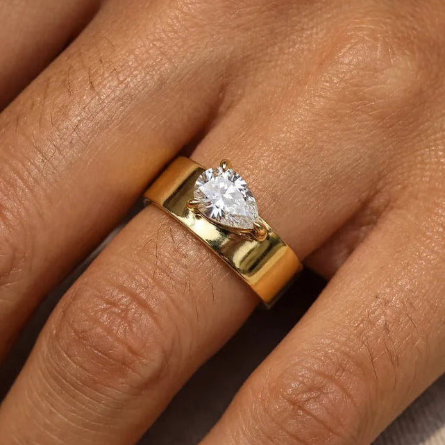 Anello largo liscio e la sua goccia d'acqua in cristallo