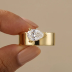 Bague large lisse et sa goutte d'eau en cristal