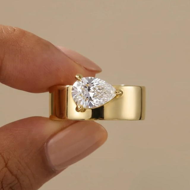 Anello largo liscio e la sua goccia d'acqua in cristallo