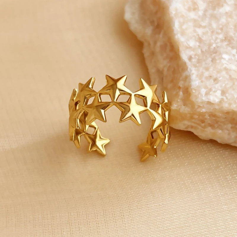 Anillo ancho multiestrellas de oro