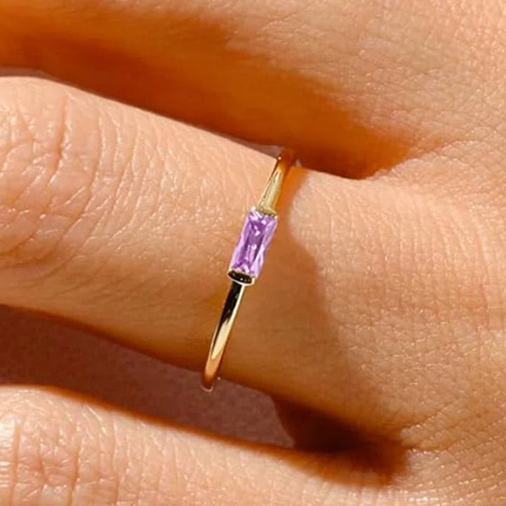 Anel minimalista com pedra de nascimento retangular para mulher