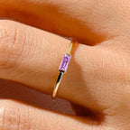 Anel minimalista com pedra de nascimento retangular para mulher