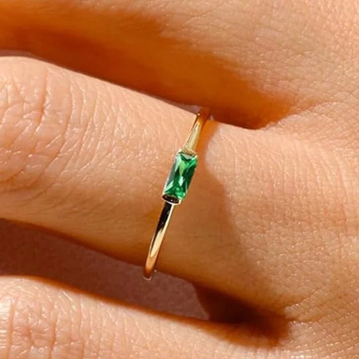 Anel minimalista com pedra de nascimento retangular para mulher
