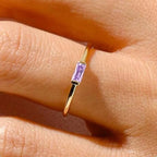 Anel minimalista com pedra de nascimento retangular para mulher