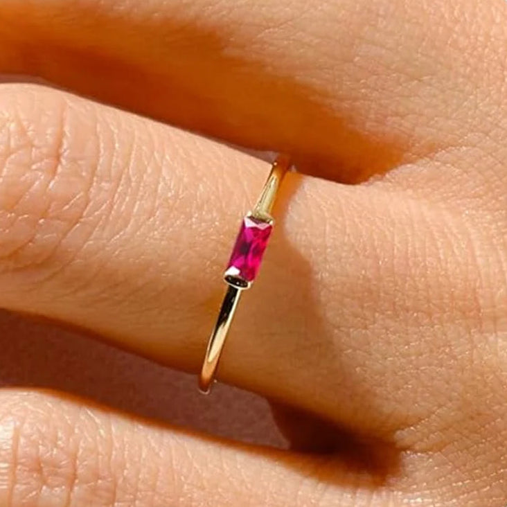 Anel minimalista com pedra de nascimento retangular para mulher