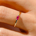 Anel minimalista com pedra de nascimento retangular para mulher